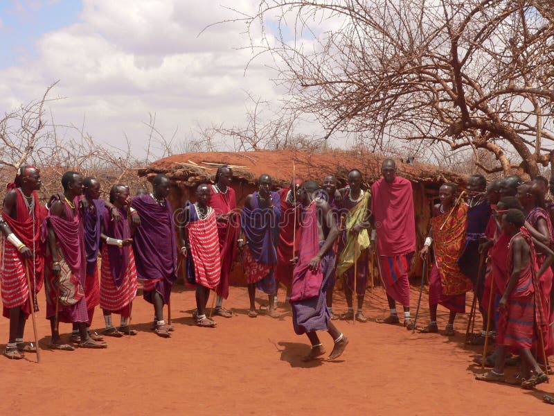 Ballare dei guerrieri del Masai fotografia stock libera da diritti Ballare dei guerrieri del Masai fotografia stock libera da diritti