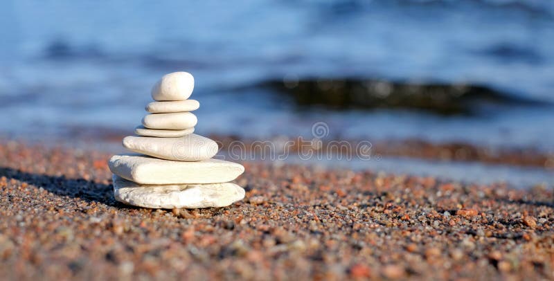 Ballastpiramide op zee. kopieerruimte stock afbeeldingen