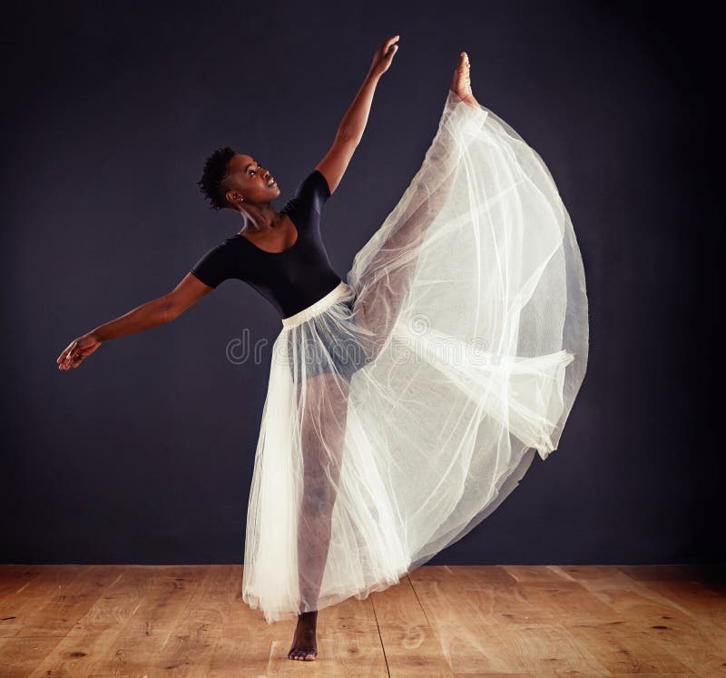 Ballatsvart kvinna och ballerina i studio för rutinmässig dansutbildning och prestationer. samtida dans och ung arkivbilder
