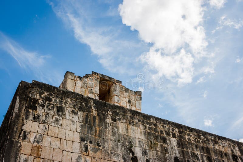 Ballcourt a Chichen Itza, Yucatan, Messico immagine stock libera da diritti Ballcourt a Chichen Itza, Yucatan, Messico immagine stock libera da diritti