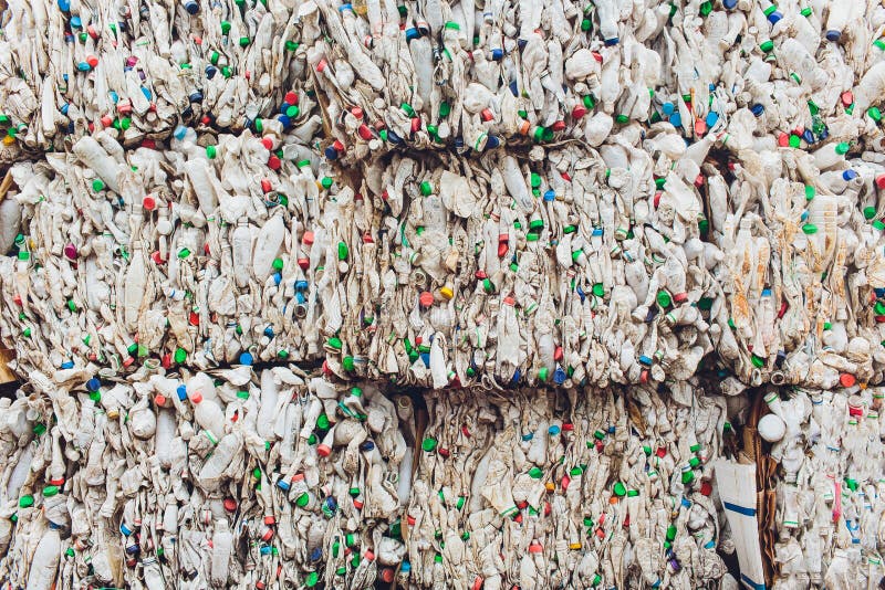 Balle di plastica di succhi di tetrano nell'impianto di trattamento dei rifiuti Concetto di raccolta e riutilizzo separati dei ri fotografia stock libera da diritti