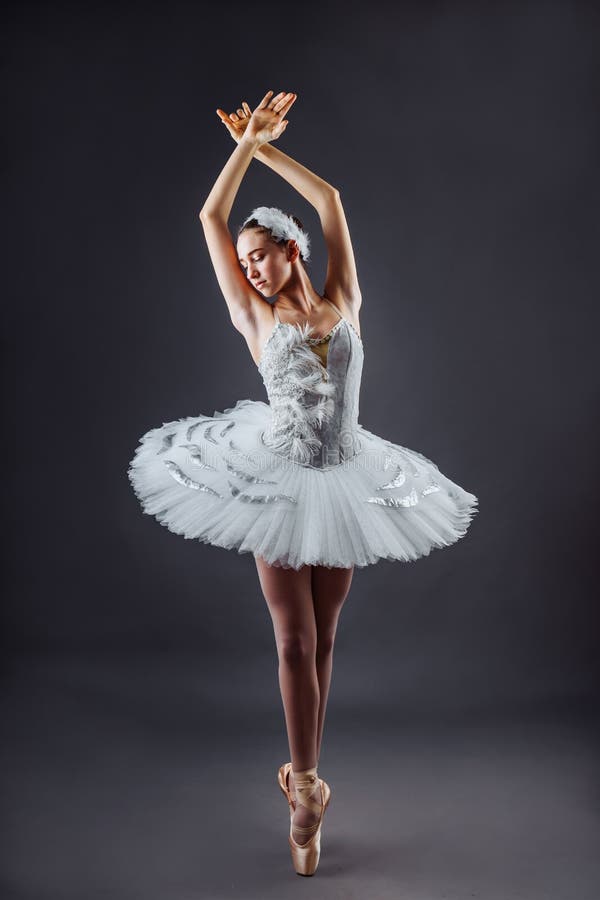 Ballerina in abito bianco. foto a colori. ballerina elegante o ballerina classica in studio grigio