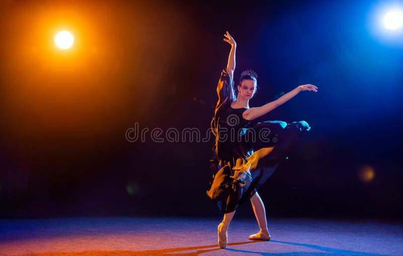 Queen of england dancing hi-res stock photography and images - Alamy