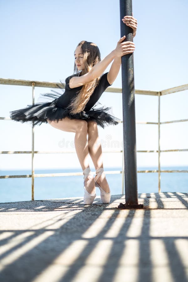 Ballerina che posa all'aperto fotografia stock libera da diritti Ballerina che posa all'aperto fotografia stock libera da diritti
