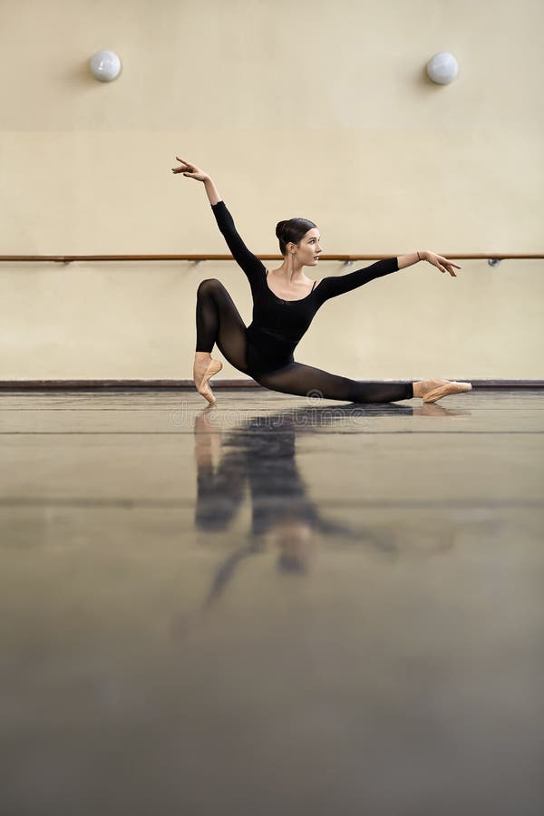 Ballerina che posa nel corridoio di ballo fotografia stock libera da diritti Ballerina che posa nel corridoio di ballo fotografia stock libera da diritti