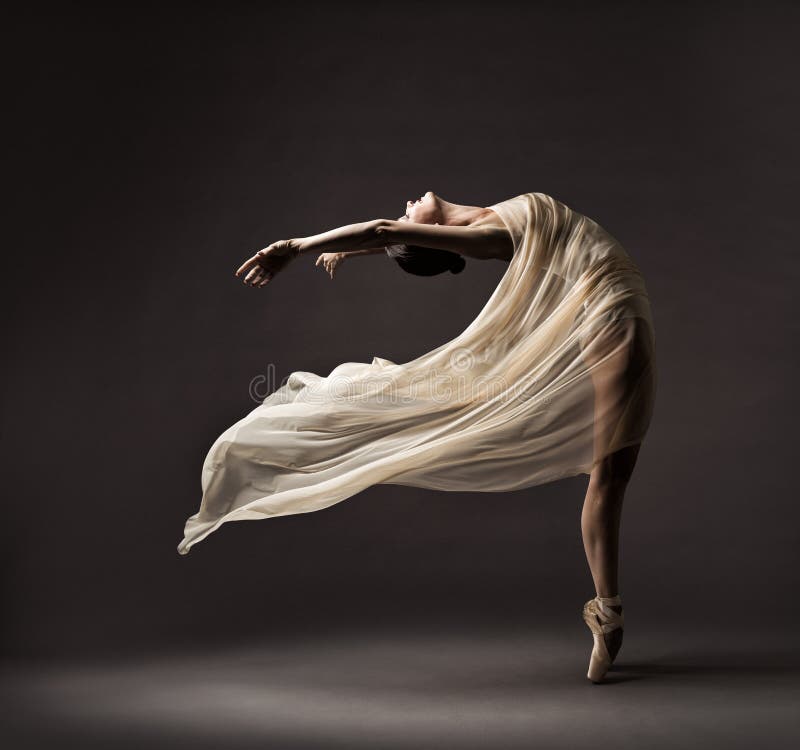 Ballerina ballerina con tessuto di seta, ballerino moderno con tessuto ondulato, scarpe puntate, sfondo grigio