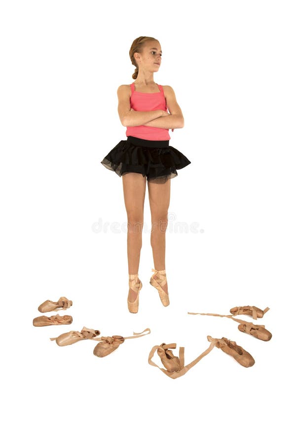Ballerina des jungen Mädchens umgeben durch die Ballettschuharme gefaltet lizenzfreies stockfoto Ballerina des jungen Mädchens umgeben durch die Ballettschuharme gefaltet lizenzfreies stockfoto