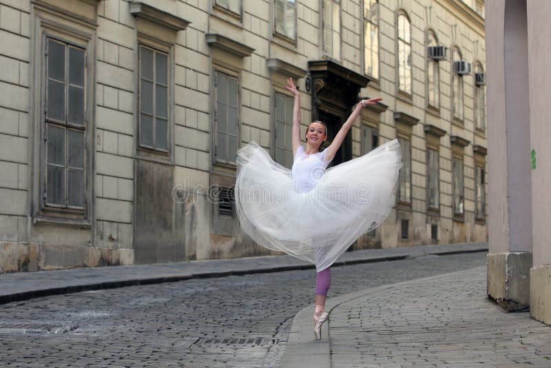 Ballerina elegante sulla via fotografia stock libera da diritti Ballerina elegante sulla via fotografia stock libera da diritti