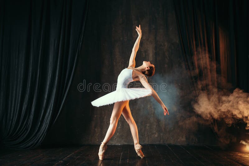Ballerina i den vita klänningdansen i balettgrupp