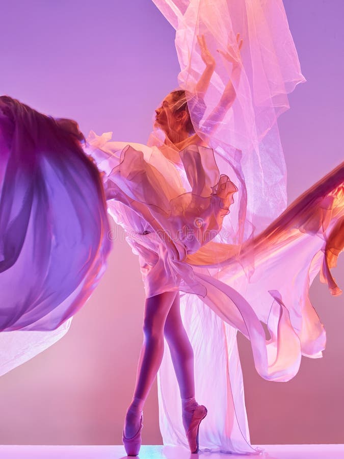 ballerina Junges würdevolles weibliches Balletttänzertanzen über rosa Studio Schönheit des klassischen Balletts lizenzfreies stockfoto ballerina Junges würdevolles weibliches Balletttänzertanzen über rosa Studio Schönheit des klassischen Balletts lizenzfreies stockfoto