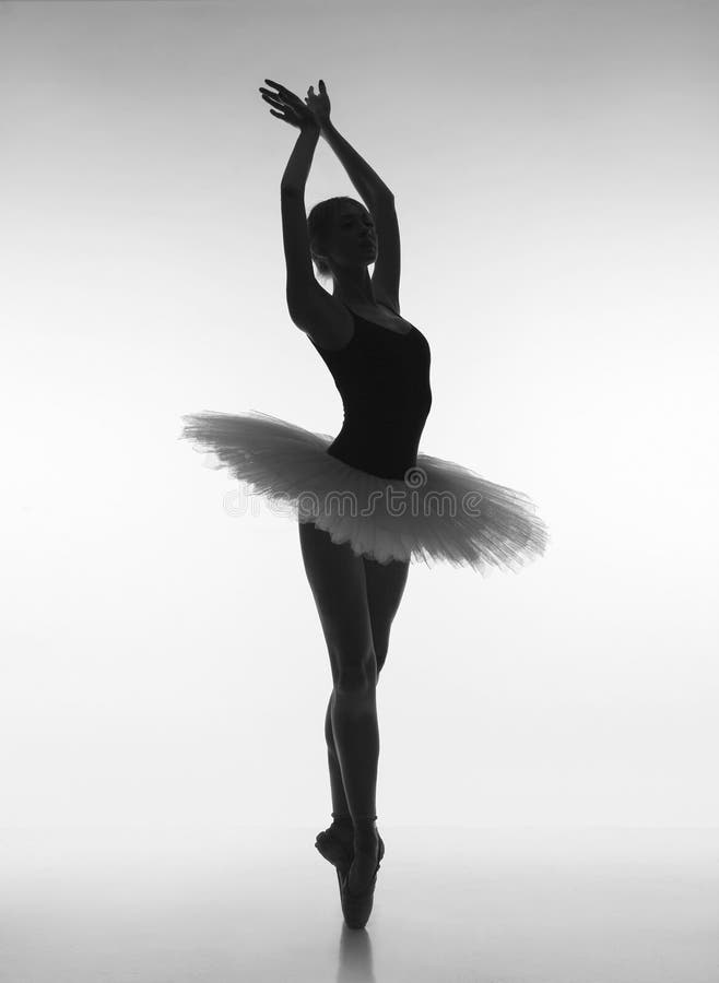 Ballerina sensuale nella tonalità