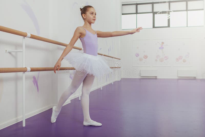 Ballerina splendida della ragazza che pratica allo studio di ballo fotografia stock libera da diritti Ballerina splendida della ragazza che pratica allo studio di ballo fotografia stock libera da diritti