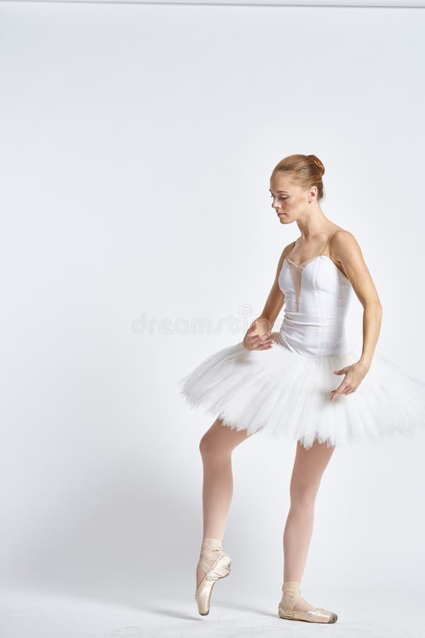 Ballerina in Un Tuta Bianco Che Esegue Un Esercizio Di Danza, Con Uno  Sfondo Luminoso Fotografia Stock - Immagine di tolleranza, attivo: 196939400