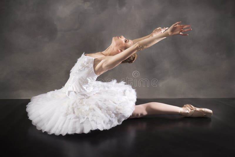 Individualitet Håndfuld Udvinding Ballerina in swan lake stock photo. Image of ballerina - 185523176
