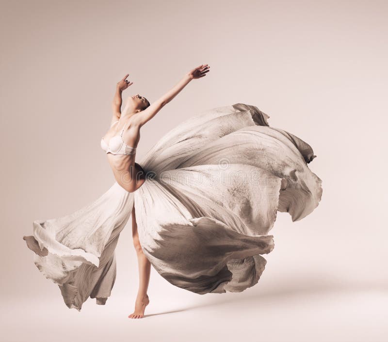 Ballerina που χορεύει στο ρέοντας φόρεμα στοκ εικόνες με δικαίωμα ελεύθερης χρήσης Ballerina που χορεύει στο ρέοντας φόρεμα στοκ εικόνες με δικαίωμα ελεύθερης χρήσης