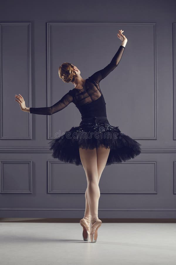 Ballerinaballetdanser over grijze achtergrond royalty-vrije stock afbeeldingen Ballerinaballetdanser over grijze achtergrond royalty-vrije stock afbeeldingen