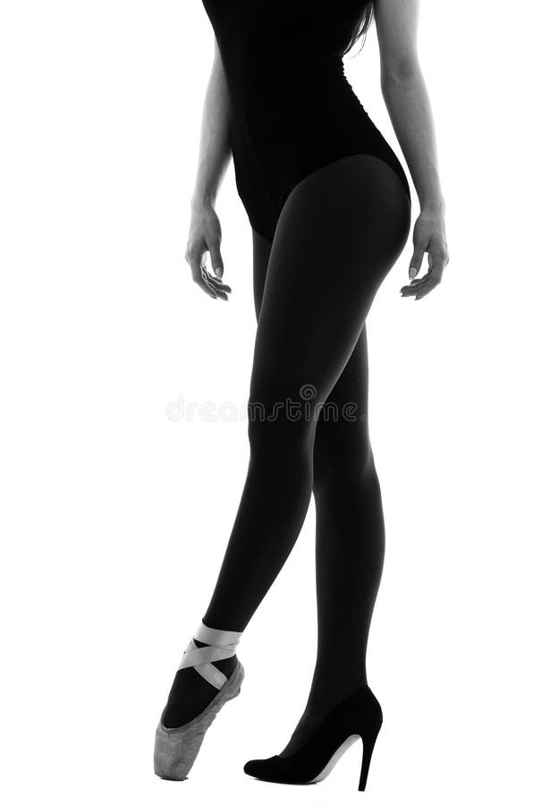 Ballerinadanser die ballet en hoge hielen dragen stock fotografie Ballerinadanser die ballet en hoge hielen dragen stock fotografie