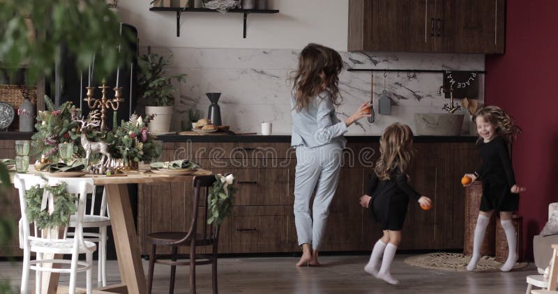 Ballerine bambine che si divertono a festeggiare insieme in cucina decorata a xmas. concetto di maternità felice video d archivio