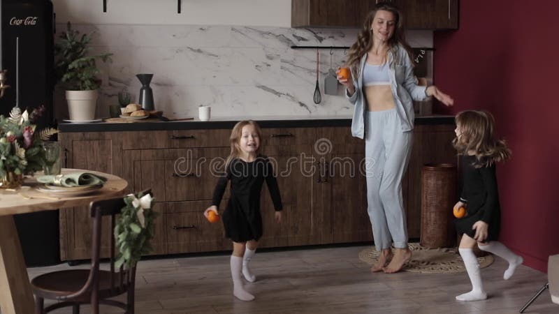 Ballerine bambine che si divertono a festeggiare insieme in cucina decorata a xmas. concetto di maternità felice archivi video