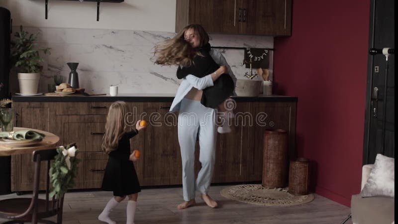 Ballerine bambine che si divertono a festeggiare insieme in cucina decorata a xmas. concetto di maternità felice video d archivio