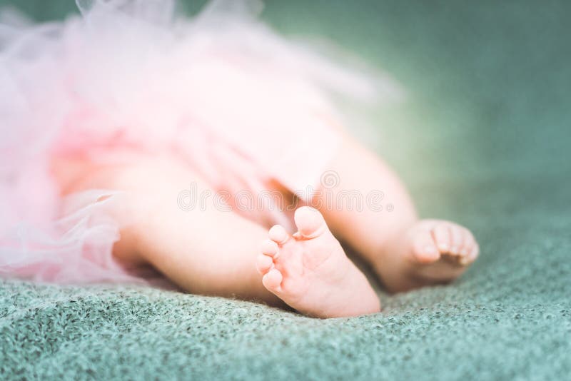 Ballerine de bébé dans le tutu rose Centre mou des pieds nouveau-nés photo libre de droits Ballerine de bébé dans le tutu rose Centre mou des pieds nouveau-nés photo libre de droits