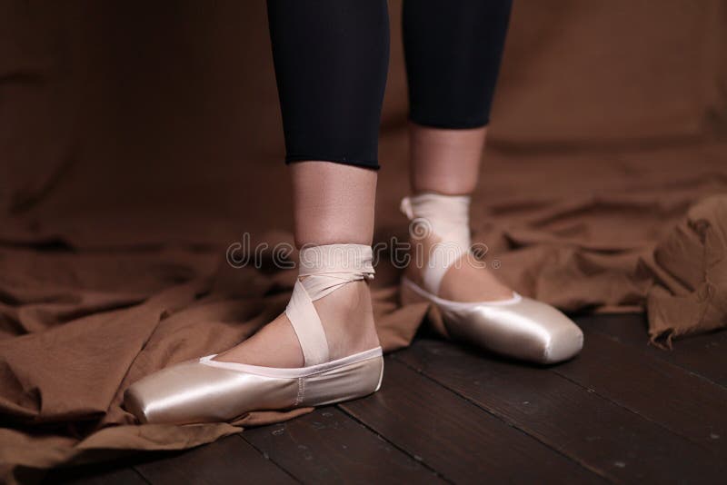 Chaussures De Pointe De Ballet Sur Pieds Sur Fond De Plancher En Bois