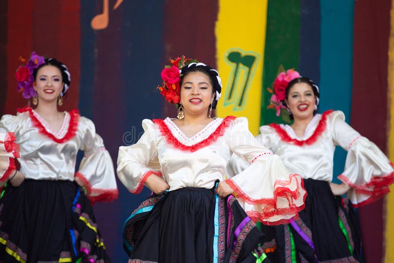 Ballerini del latino alla celebrazione del de Mayo di cinco immagine stock Ballerini del latino alla celebrazione del de Mayo di cinco immagine stock