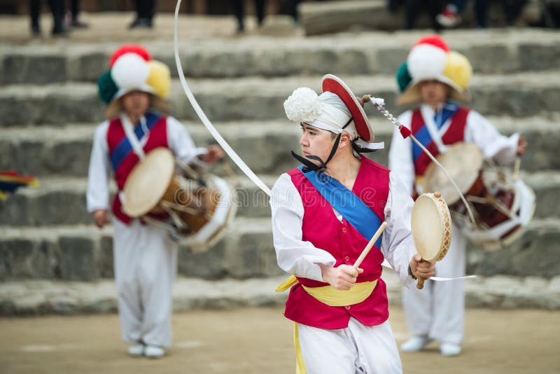 Ballerini e musicisti di piega coreani immagini stock Ballerini e musicisti di piega coreani immagini stock