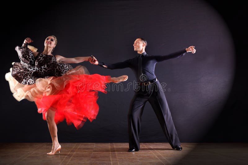 Ballerini in sala da ballo su fondo nero fotografia stock libera da diritti