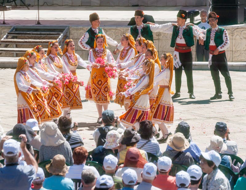 Ballerini serbi a Rose Festival nel quadrato centrale della città di Karlovo in Bulgaria fotografia stock Ballerini serbi a Rose Festival nel quadrato centrale della città di Karlovo in Bulgaria fotografia stock