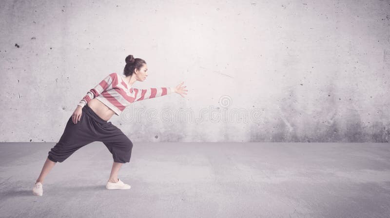 Ballerino abbastanza urbano con fondo vuoto immagine stock libera da diritti Ballerino abbastanza urbano con fondo vuoto immagine stock libera da diritti
