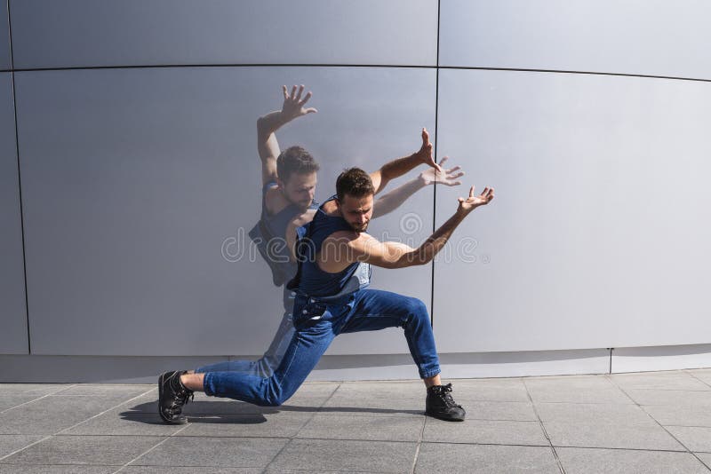 Ballerino contemporaneo che balla con la doppia ombra su fondo minimalistic fotografie stock Ballerino contemporaneo che balla con la doppia ombra su fondo minimalistic fotografie stock