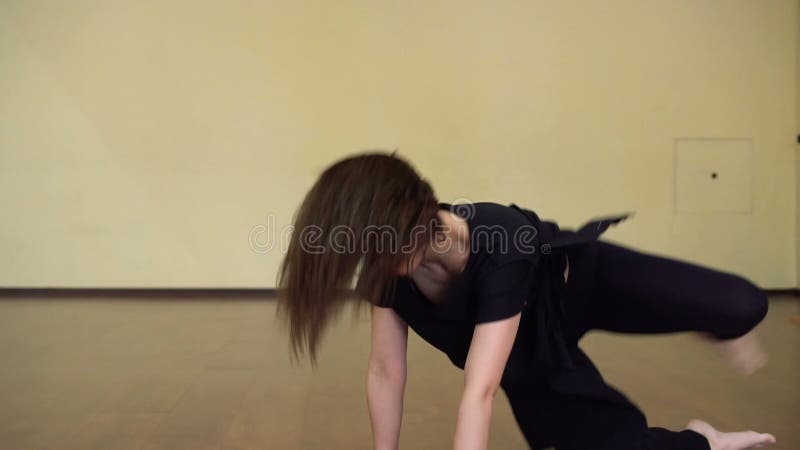 Ballerino della ragazza in vestito e ghette neri La ballerina sta ballando