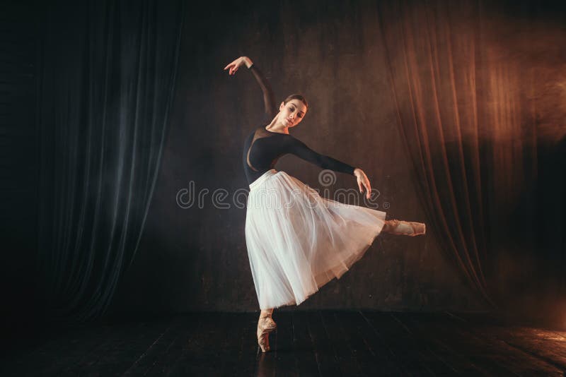 Ballerino di balletto classico nel moto sulla fase fotografie stock libere da diritti Ballerino di balletto classico nel moto sulla fase fotografie stock libere da diritti