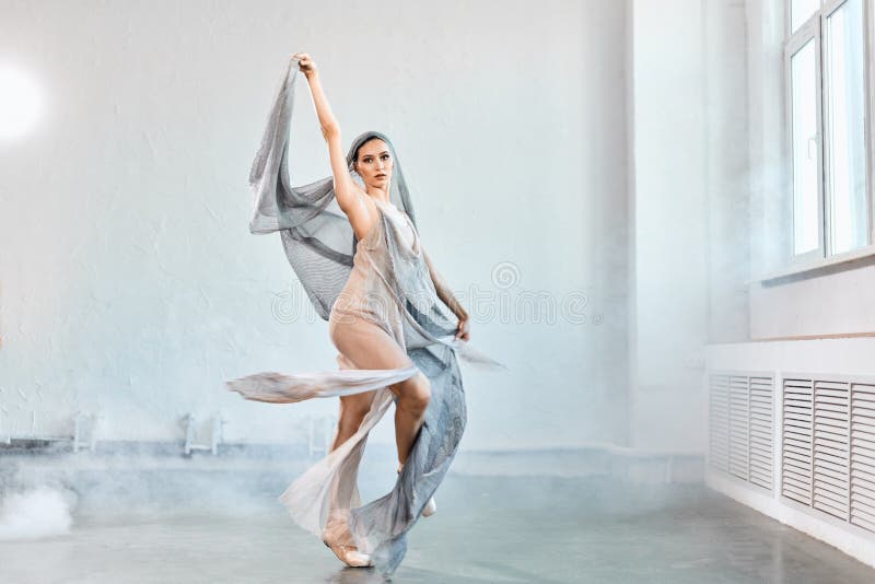 Ballerino di balletto femminile con tessuto scorrente bianco Forme e movimento di flusso immagine stock libera da diritti Ballerino di balletto femminile con tessuto scorrente bianco Forme e movimento di flusso immagine stock libera da diritti