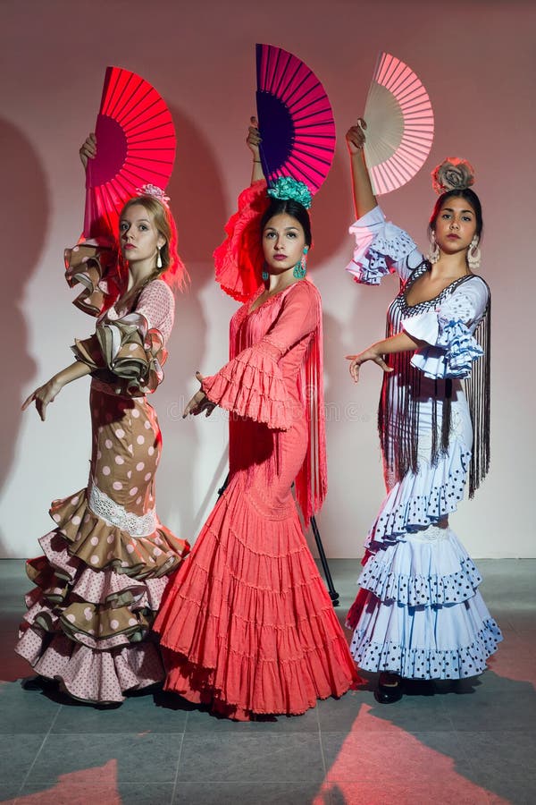Ballerino di flamenco di abbastanza tre giovani in bello vestito fotografia stock libera da diritti Ballerino di flamenco di abbastanza tre giovani in bello vestito fotografia stock libera da diritti