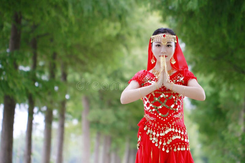 Ballerino di pancia cinese asiatico di bellezza con il gesto di buddismo fotografia stock Ballerino di pancia cinese asiatico di bellezza con il gesto di buddismo fotografia stock