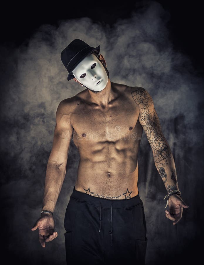 Ballerino senza camicia o attore dell'uomo con la maschera terrificante e spaventosa immagine stock Ballerino senza camicia o attore dell'uomo con la maschera terrificante e spaventosa immagine stock