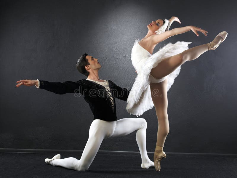 Dve balet tanečníci vystupujú na čiernom pozadí v balet kostýmy.
