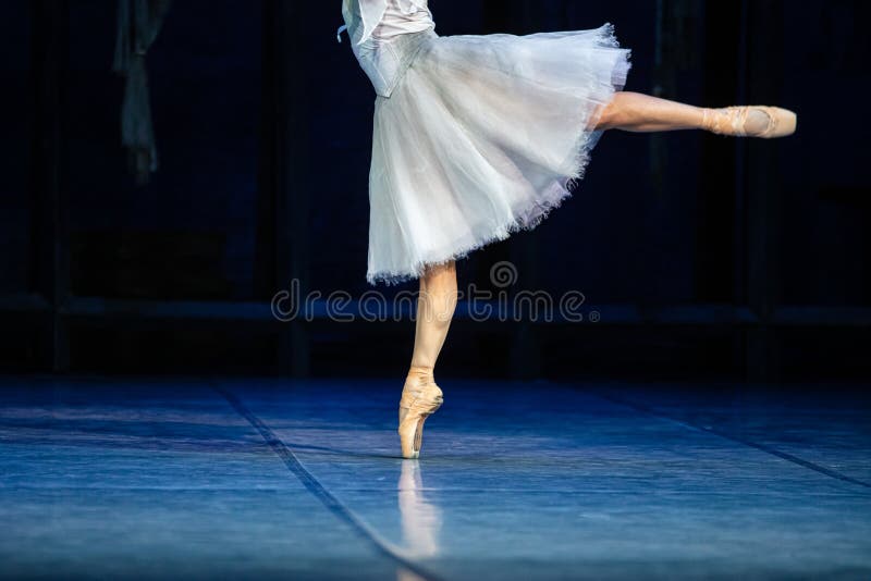 Ballet La Esmeralda. Cierre De Piernas Bailables Foto de archivo - Imagen  de ejecutante, equilibrio: 240483486