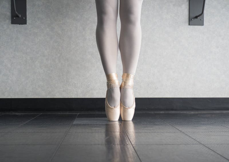 Balletdanser En pointe in haar dansschoenen royalty-vrije stock fotografie Balletdanser En pointe in haar dansschoenen royalty-vrije stock fotografie