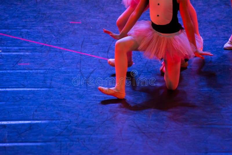 Balletdansers die met Klassieke Kleding een ballet op Onduidelijk beeldachtergrond uitvoeren stock afbeelding Balletdansers die met Klassieke Kleding een ballet op Onduidelijk beeldachtergrond uitvoeren stock afbeelding