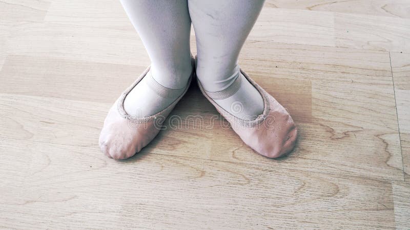 Ballettfüße des Kindes lizenzfreie stockfotografie Ballettfüße des Kindes lizenzfreie stockfotografie