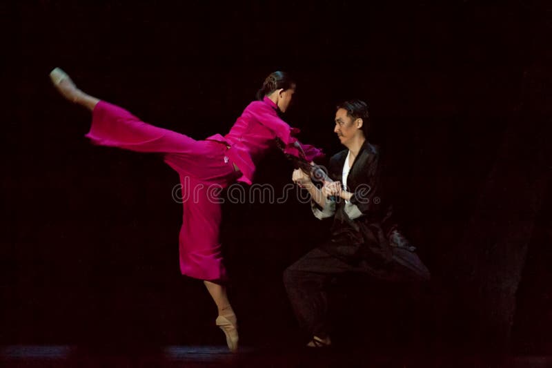 Balletto cinese: La separazione rossa delle donne fotografie stock libere da diritti Balletto cinese: La separazione rossa delle donne fotografie stock libere da diritti