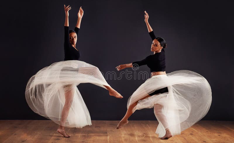 Ballettsvarta och ballerina i studio för att dansa rutinmässig spinning och kreativ prestanda. samtida dans arkivbilder