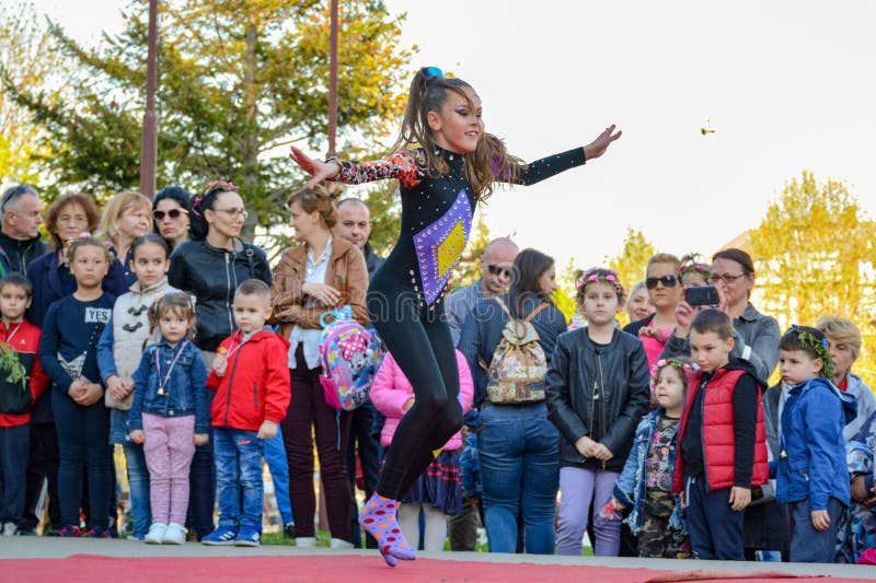 Balli energici e spettacoli di danza di una ragazza in abiti neri esotici sul palco aperto per la Giornata mondiale della danza fotografia stock