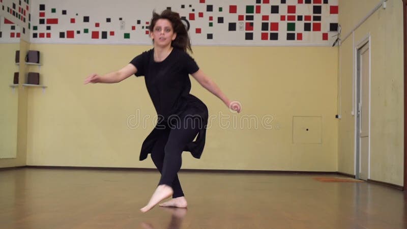 ballo Ballerino nel moto Stile di danza moderna La ragazza che balla nello stile contemporaneo Addestramento Classe di ballo