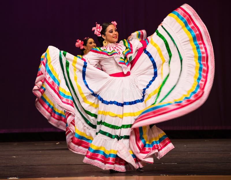 Gruppo Messicano Di Ballo in Scena Al Festival Culturale Fotografia Editoriale Immagine di