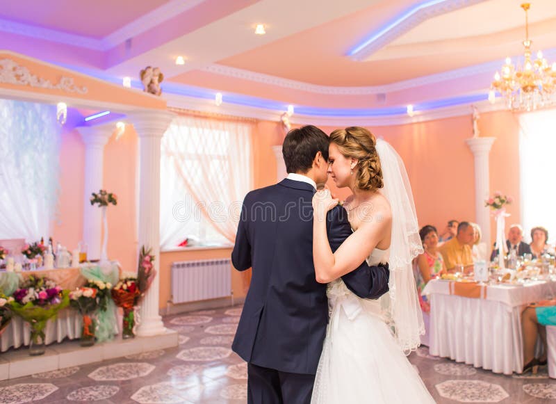 Ballo di nozze della sposa e dello sposo immagini stock Ballo di nozze della sposa e dello sposo immagini stock