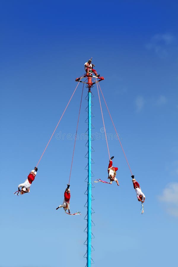 Ballo di Papantla flyers danza de los voladores fotografia stock Ballo di Papantla flyers danza de los voladores fotografia stock